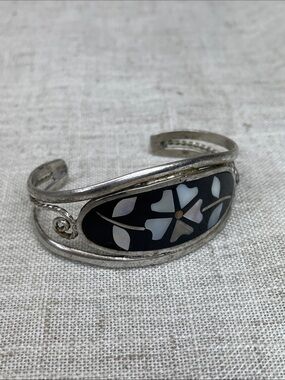 Alpaca Mexico Inlay Mother of Pearl Inlay Silver Cuff Bracelet Petite Vintage